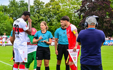 Fellbachs Kapitän Leon Bauer (in Rot) bei mit Bundesliga-Profi Dan-Axel Zagadou bei der Platzwahl zum Testspiel gegen den VfB St