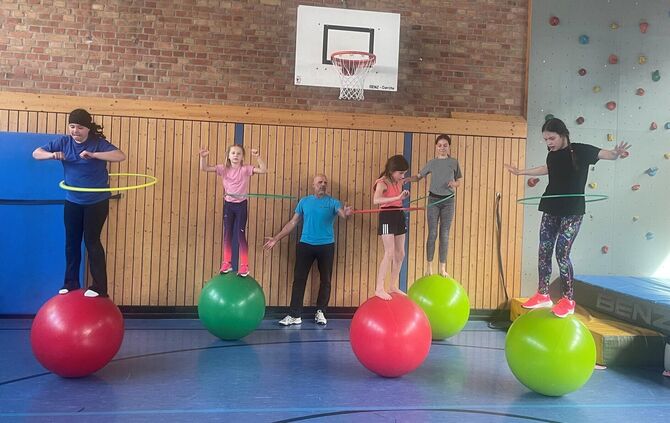 Lutz Ehmann (hinten an der Wand) hat ein Vorhaben: Sein Bewegungs- und Zirkuskonzept aus Heilbronn könnte künftig auch Schorndor