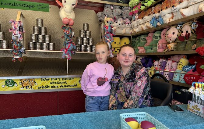 Cecilia Schubert mit Tochter Kelly in ihrem Stand. Hier können Besucher Dosenwerfen.
