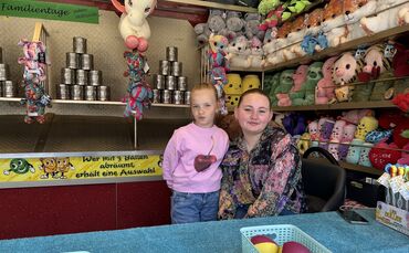 Cecilia Schubert mit Tochter Kelly in ihrem Stand. Hier können Besucher Dosenwerfen.