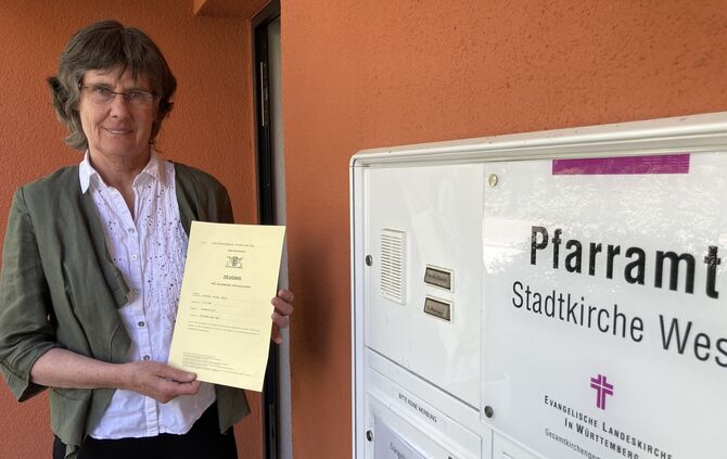 Pfarrerin Dorothe Eisrich hat ihr Abiturzeugnis noch - abgeheftet in einem Ordner in ihrem Büro im Pfarramt.