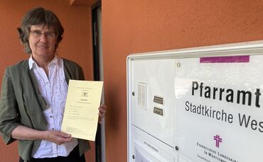 Pfarrerin Dorothe Eisrich hat ihr Abiturzeugnis noch - abgeheftet in einem Ordner in ihrem Büro im Pfarramt.