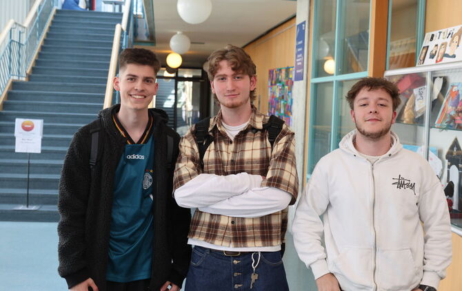 Tim (19), Fabian (18) und Luca (18) (von links) in der Johann-Philipp-Palm Schule: Das Deutsch-Abitur haben sie hinter sich.