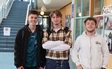 Tim (19), Fabian (18) und Luca (18) (von links) in der Johann-Philipp-Palm Schule: Das Deutsch-Abitur haben sie hinter sich.