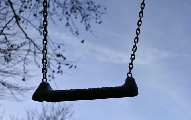 Das Kind lief von einem Spielplatz zum Fluss und fiel hinein. (Symbolbild)