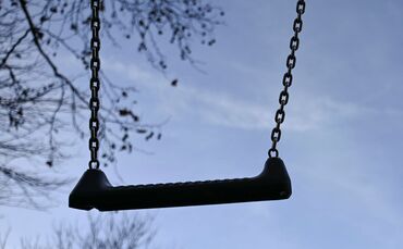 Das Kind lief von einem Spielplatz zum Fluss und fiel hinein. (Symbolbild)