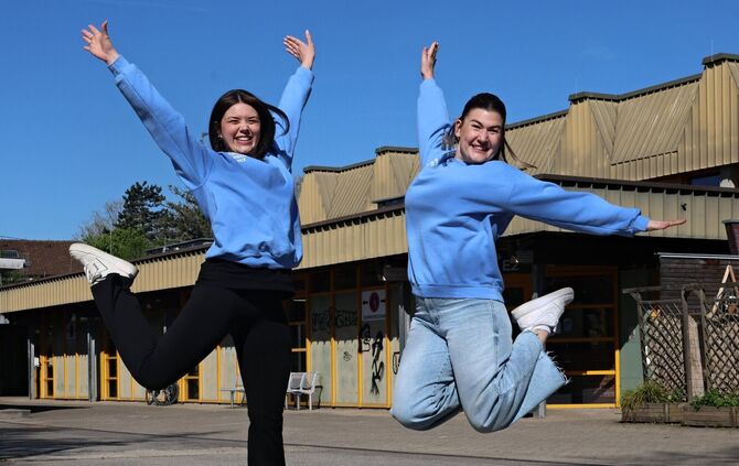 Sabrina Reichle (links) und Alissa  Greco machen einen freudigen Luftsprung vor der Beinsteiner Halle. Ab Juni übernehmen die be