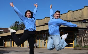 Sabrina Reichle (links) und Alissa  Greco machen einen freudigen Luftsprung vor der Beinsteiner Halle. Ab Juni übernehmen die be
