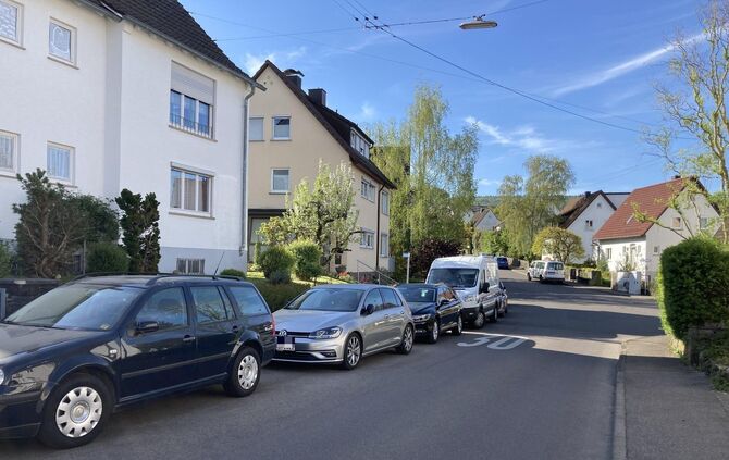 Bald auch für Anwohner gebührenpflichtig: Parken am Straßenrand vor der Haustür (hier in der Friedrichstraße).