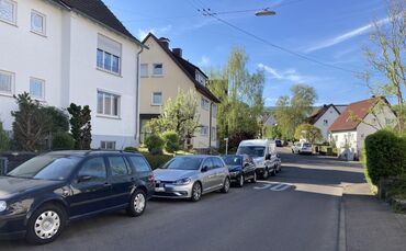 Bald auch für Anwohner gebührenpflichtig: Parken am Straßenrand vor der Haustür (hier in der Friedrichstraße).