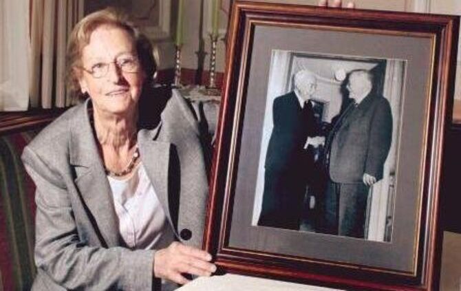 Schon immer hat sich viel Politk im Gasthaus Hirsch abgespielt. Seniorchefin Hedwig Wachter mochte das sehr gern und zeigt hier