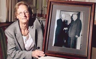 Schon immer hat sich viel Politk im Gasthaus Hirsch abgespielt. Seniorchefin Hedwig Wachter mochte das sehr gern und zeigt hier