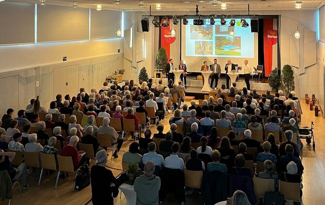 Bei der Einwohnerversammlung in Winterbach war die Halle voll.