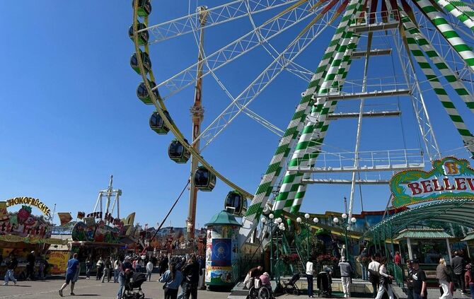 Am ersten Familientag auf dem Frühlingsfest freuen sich Familien über bestes Wetter.