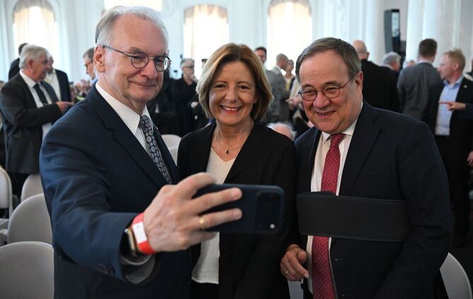 Weggefährten aus vielen Jahren politischer Arbeit kamen ins Neue Schloss.