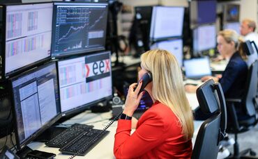 Überschuss an Wind- und Solarstrom lässt die Preise zeitweise ins Minus rutschen. (Archivbild)