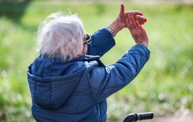 Yogastunde für Senioren im Schloßpark Köthen