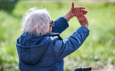 Yogastunde für Senioren im Schloßpark Köthen