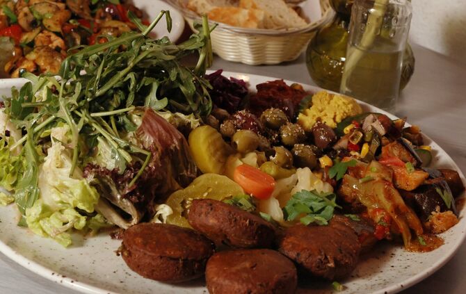 Lecker: Mittwochs gibt's in der Manufaktur-Kneipe auch eine Speisekarte mit veganen Spezialitäten.