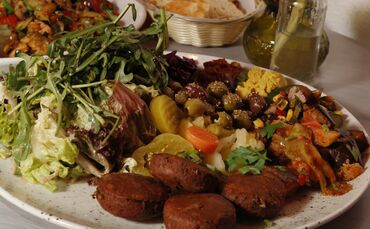 Lecker: Mittwochs gibt's in der Manufaktur-Kneipe auch eine Speisekarte mit veganen Spezialitäten.