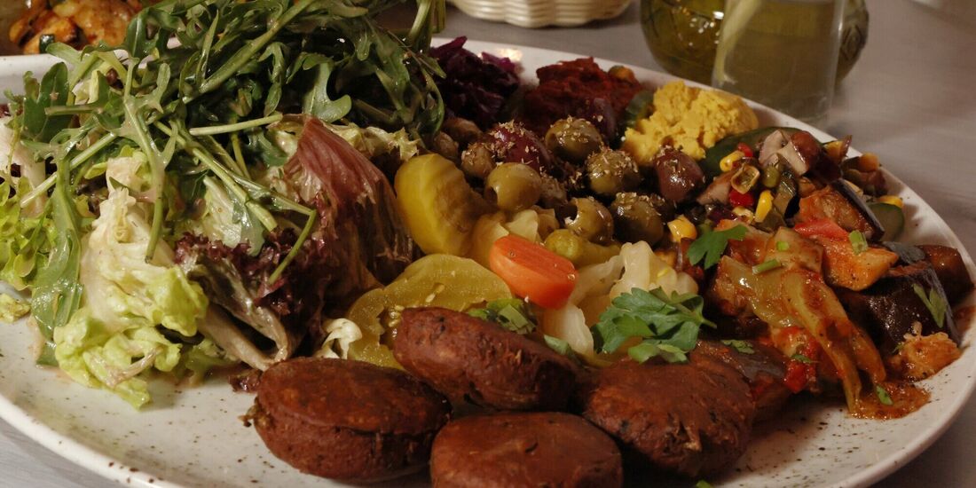 Lecker: Mittwochs gibt's in der Manufaktur-Kneipe auch eine Speisekarte mit veganen Spezialitäten.