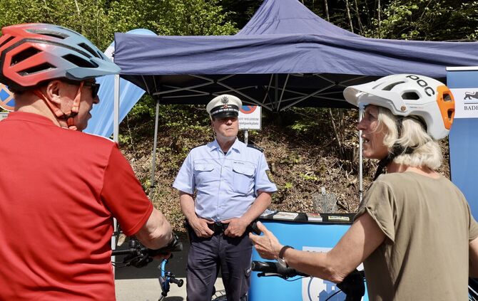 Polizist Thomas Wahl im Gespräch mit zwei Radfahrern am Ebnisee, die in diesem Fall alles richtig gemacht haben.