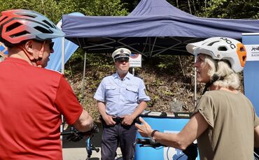 Polizist Thomas Wahl im Gespräch mit zwei Radfahrern am Ebnisee, die in diesem Fall alles richtig gemacht haben.