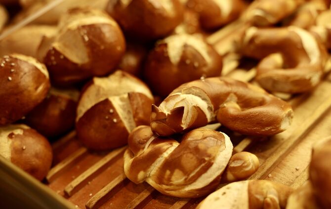 Laugenbrötchen, die auf dem Symbolfoto zu sehen sind, gibt es am 1. Mai auch in Schorndorf.