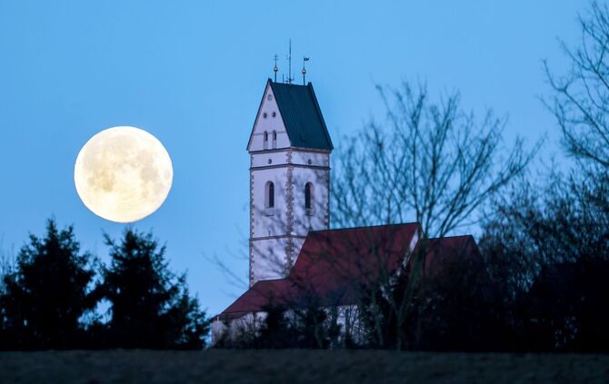 Am 1. Mai und am 31. Mai gibt es einen Vollmond - der zweite von ihnen ist ein sogenannter Blue Moon. (Symbolbild)