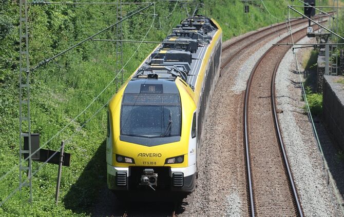 Ein Zug auf der Remsbahn.