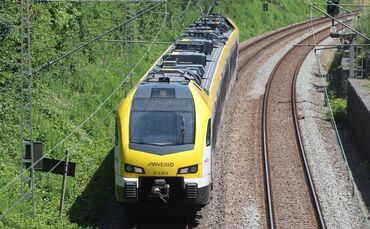 Ein Zug auf der Remsbahn.