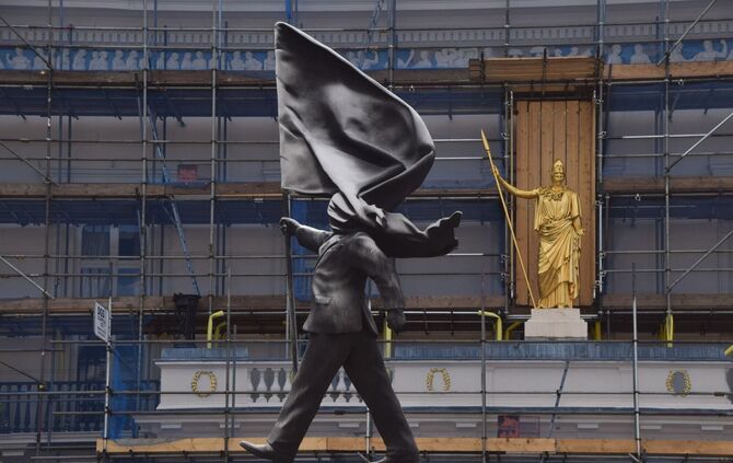 Mögliche Statue von Banksy taucht im Zentrum Londons auf