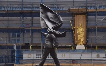 Mögliche Statue von Banksy taucht im Zentrum Londons auf