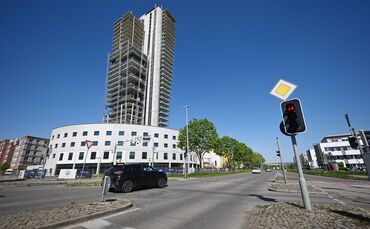 Die Bauruine am Rande von Fellbach bei Stuttgart ist eine sichtbare Landmarke. (Archivbild)