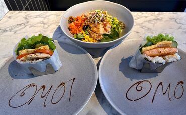 Onigirazu mit Hähnchenbrustfilet (links) und Lachs (rechts) sowie eine Bowl mit gegrilltem Hähnchenbrustfilet.