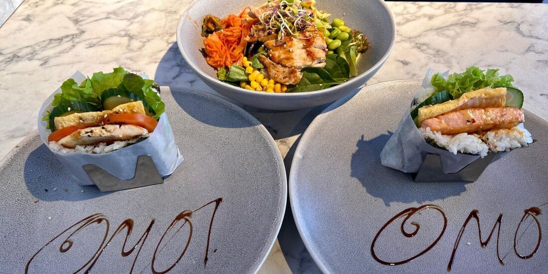 Onigirazu mit Hähnchenbrustfilet (links) und Lachs (rechts) sowie eine Bowl mit gegrilltem Hähnchenbrustfilet.