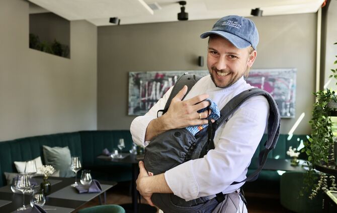 Patrick Schubert im Restaurant "Altes Rathaus". Fürs Foto hat der frisch gebackene Papa die Trage dabei, aber nicht das Baby.