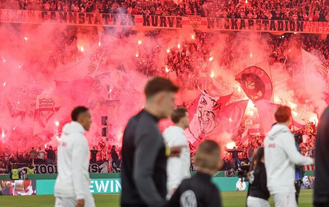Die VfB-Profis nehmen den bedingungslosen Support der VfB-Fans wahr – und schätzen diesen laut Trainer Hoeneß sehr.