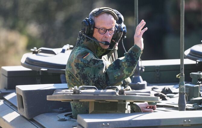 Bundeskanzler Merz besucht Bundeswehr in Munster