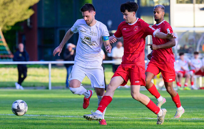Marcel Zimmermann (in Weiß) vom FSV Waiblingen im Duell mit Niklas Loraing vom SV Fellbach.