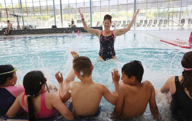 Kiwanis-Schwimmkurse im Oskar-Frech-Bad: Schwimmlehrerin Sanja Patricia Schwegler in ihrem Element.