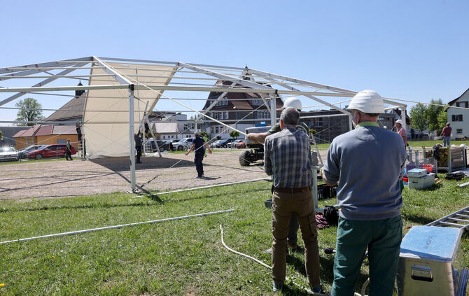 Mitten in Welzheim entsteht ein großes Zelt. Am Mittwoch begannen die Aufbauarbeiten.