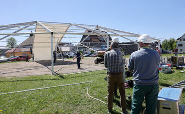 Mitten in Welzheim entsteht ein großes Zelt. Am Mittwoch begannen die Aufbauarbeiten.