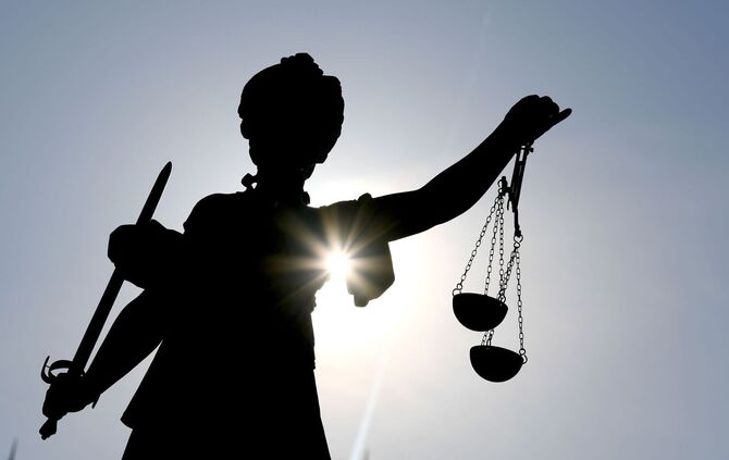 Justizia im Gegenlicht