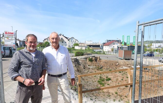 Herbert Krall und sein Architekt Torsten Eickholt (links) vor der Baugrube in der Gmünder Straße 95: An dieser Stelle hat eine g