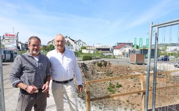 Herbert Krall und sein Architekt Torsten Eickholt (links) vor der Baugrube in der Gmünder Straße 95: An dieser Stelle hat eine g