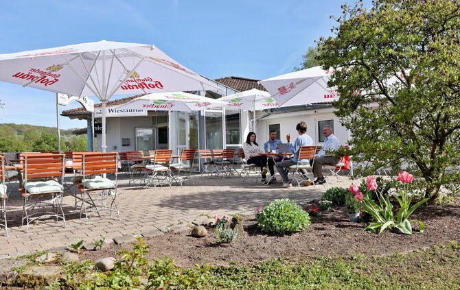 Blick auf den sonnigen Biergarten des Restaurant Wieslauftal.