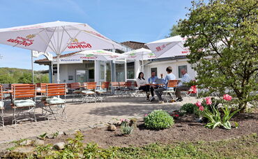 Blick auf den sonnigen Biergarten des Restaurant Wieslauftal.