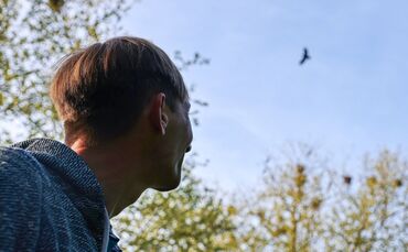 Daniel Baier beim Blick in den Himmel über dem Beinsteiner Hallen-Parkplatz. Auch wenn er der Kamera nicht das Gesicht zuwendet: