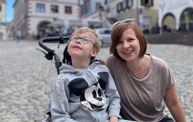 Der zehnjährige Jarne zusammen mit seiner Mama Katharina Berkmann.